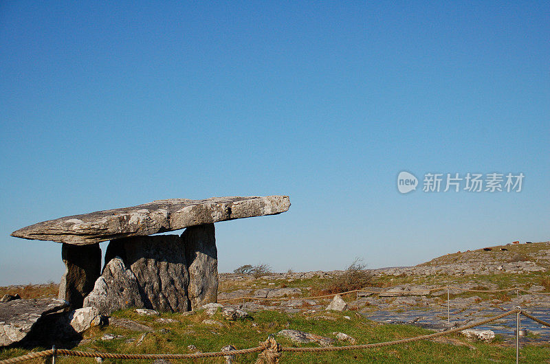 Poulnabrone Dolmen -古爱尔兰墓葬